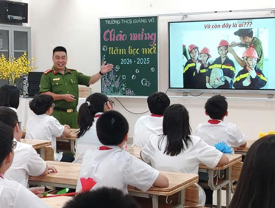 Hào hứng với 'tiết học sinh tồn' trong hỏa hoạn: Trang bị kỹ năng phòng cháy chữa cháy cho học sinh Hà Nội