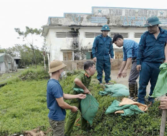 Công an huyện Phú Xuyên tích cực ứng phó và khắc phục hậu quả bão số 3, đảm bảo an toàn cho người dân