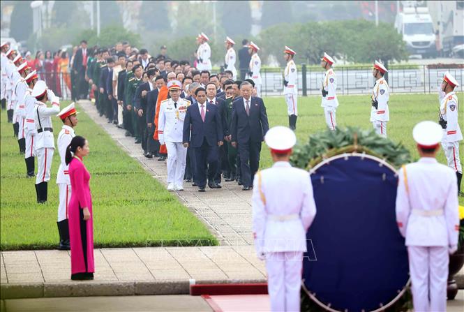 Đại biểu Quốc hội vào Lăng viếng Chủ tịch Hồ Chí Minh