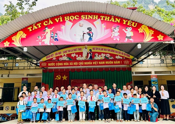 Sở Lao động - Thương binh và Xã hội thành phố Hà Nội trao quà hỗ trợ trẻ em khó khăn sau bão tại tỉnh Hà Giang: Lan tỏa yêu thương, sẻ chia vượt khó
