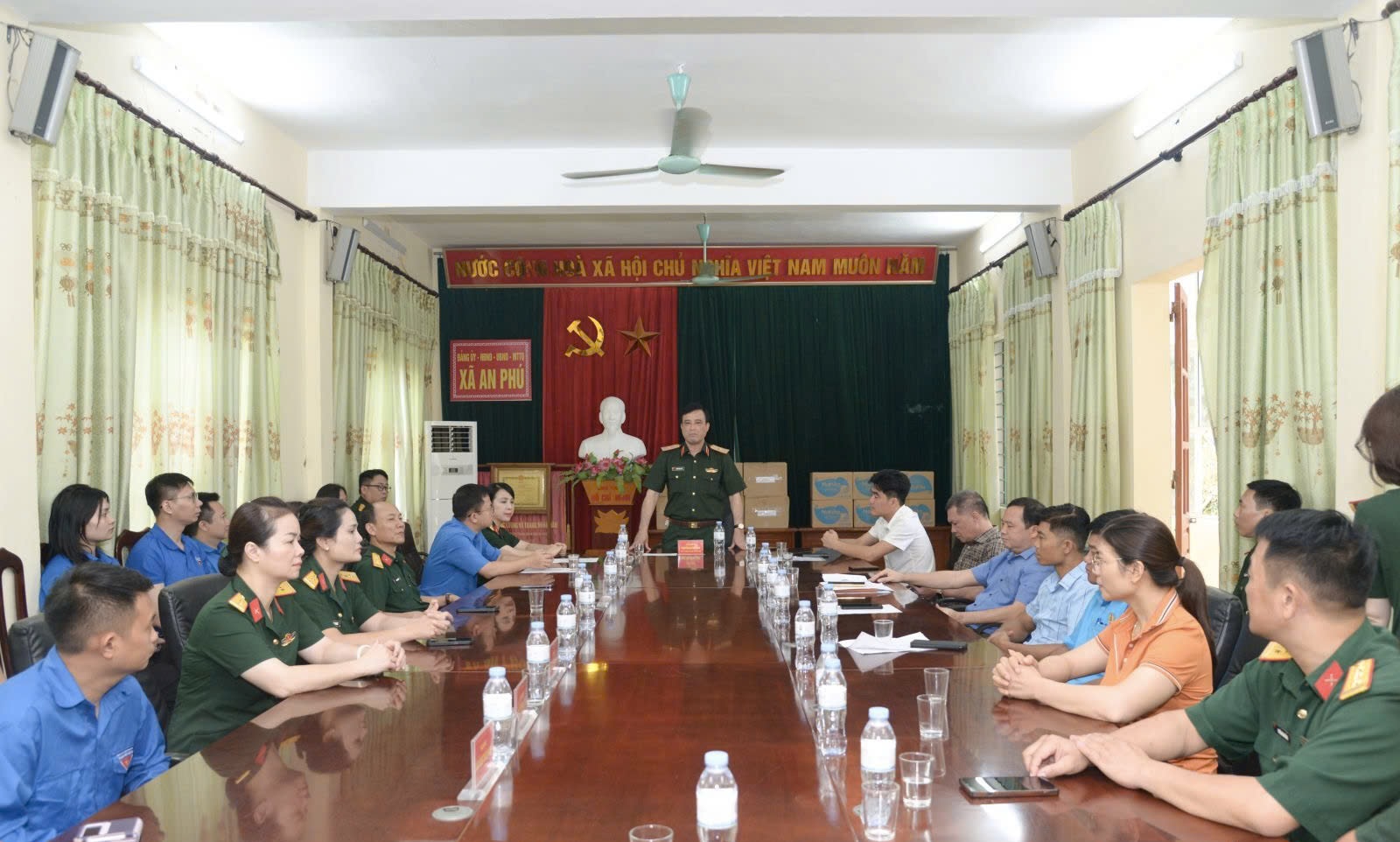Bộ Tư lệnh Thủ đô thăm, tặng quà hỗ trợ 50 hộ dân xã An Phú vượt qua khó khăn sau bão số 3