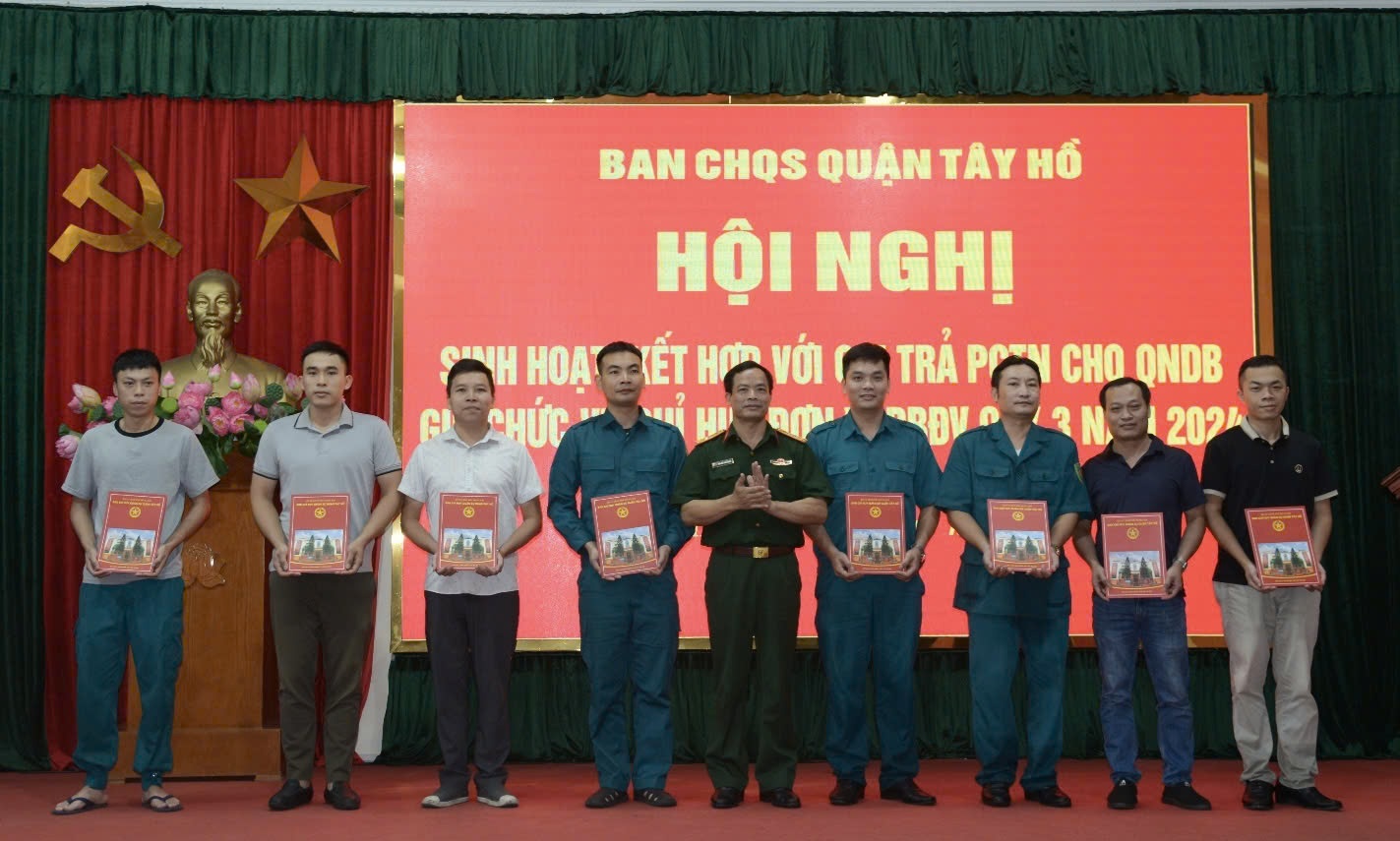 Quận Tây Hồ tổ chức sinh hoạt và chi trả phụ cấp cho lực lượng quân nhân dự bị chỉ huy: Nâng cao trách nhiệm, sẵn sàng cho nhiệm vụ mới