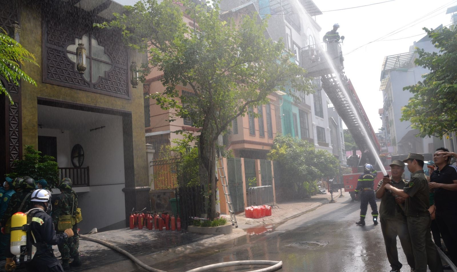 Quận Ba Đình tổ chức diễn tập phòng cháy chữa cháy quy mô lớn tại phường Ngọc Hà