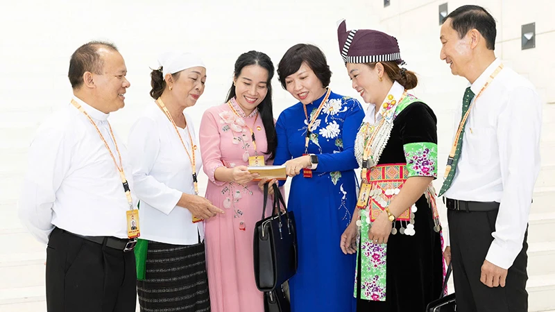 Chung sức đồng lòng vì lợi ích của đất nước và dân tộc
