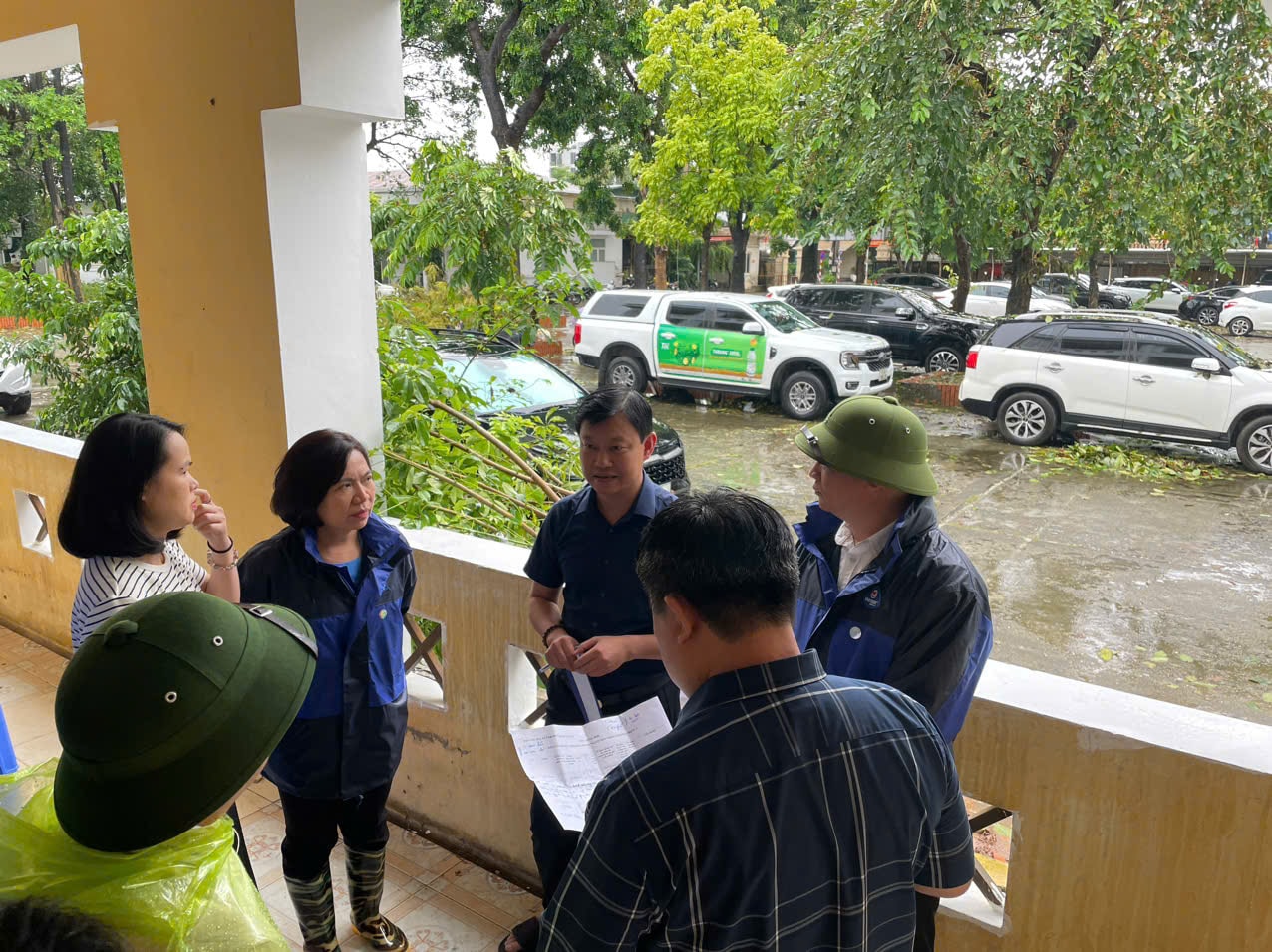 Khẩn trương di dời hàng nghìn hộ dân, đảm bảo nguồn cung nhu yếu phẩm trong bối cảnh bão lũ