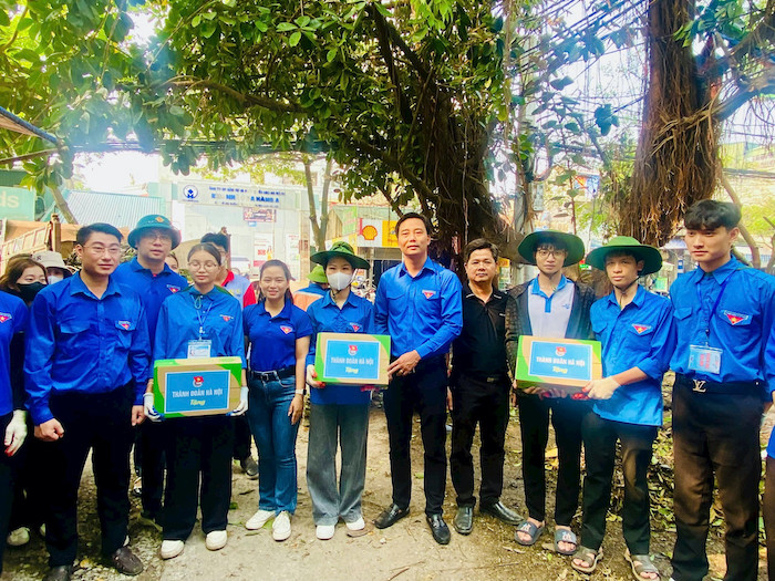 Tuổi trẻ quận Hoàng Mai xung kích tổng vệ sinh môi trường, khắc phục hậu quả sau bão số 3