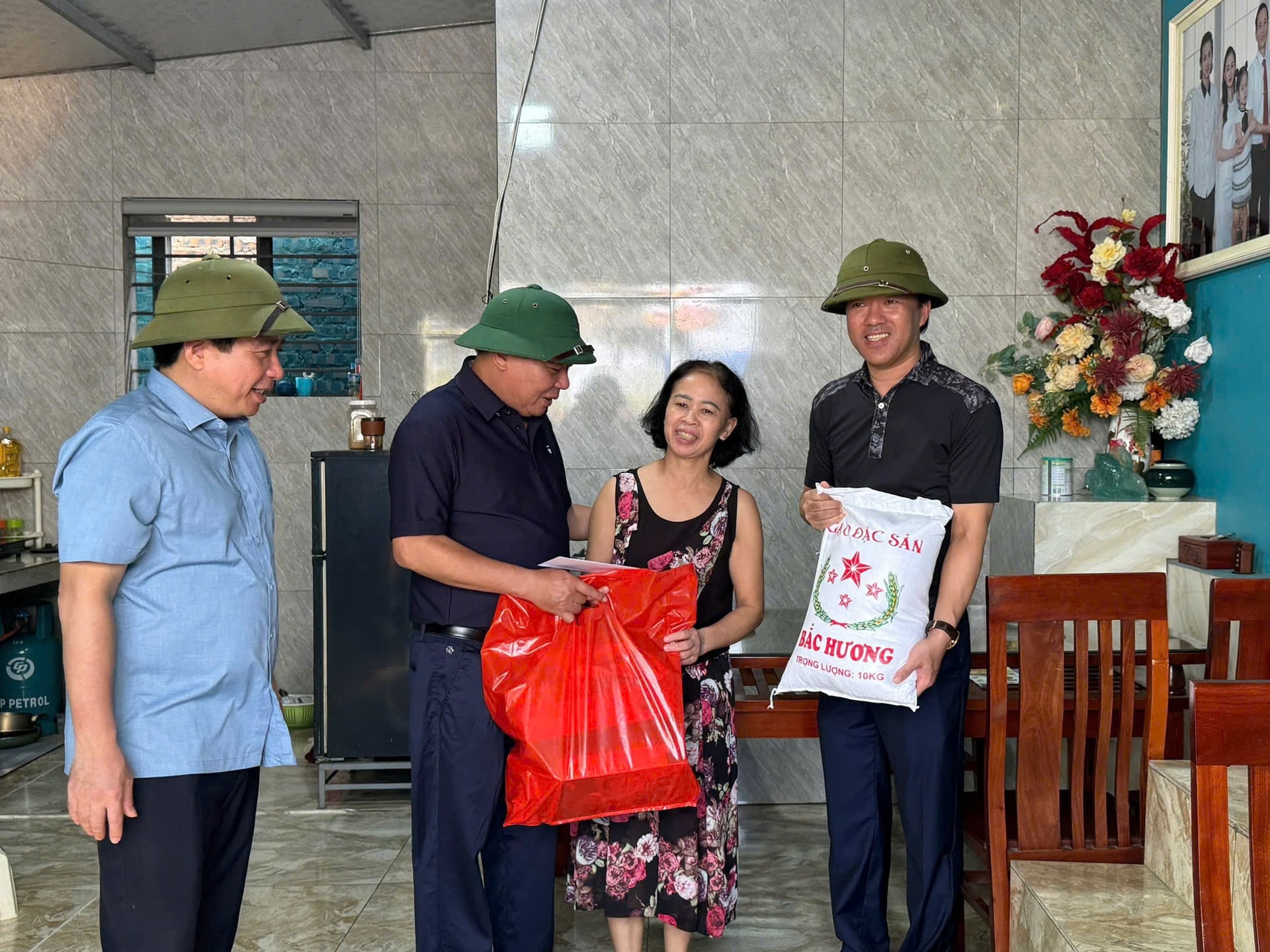 Phó Bí thư Thành ủy Nguyễn Văn Phong động viên người dân quận Bắc Từ Liêm khắc phục hậu quả
