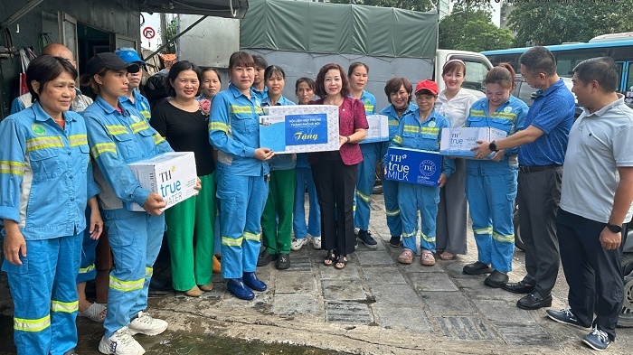 Hội Liên hiệp Phụ nữ thành phố Hà Nội động viên nữ công nhân môi trường nỗ lực làm sạch phố phường sau bão số 3
