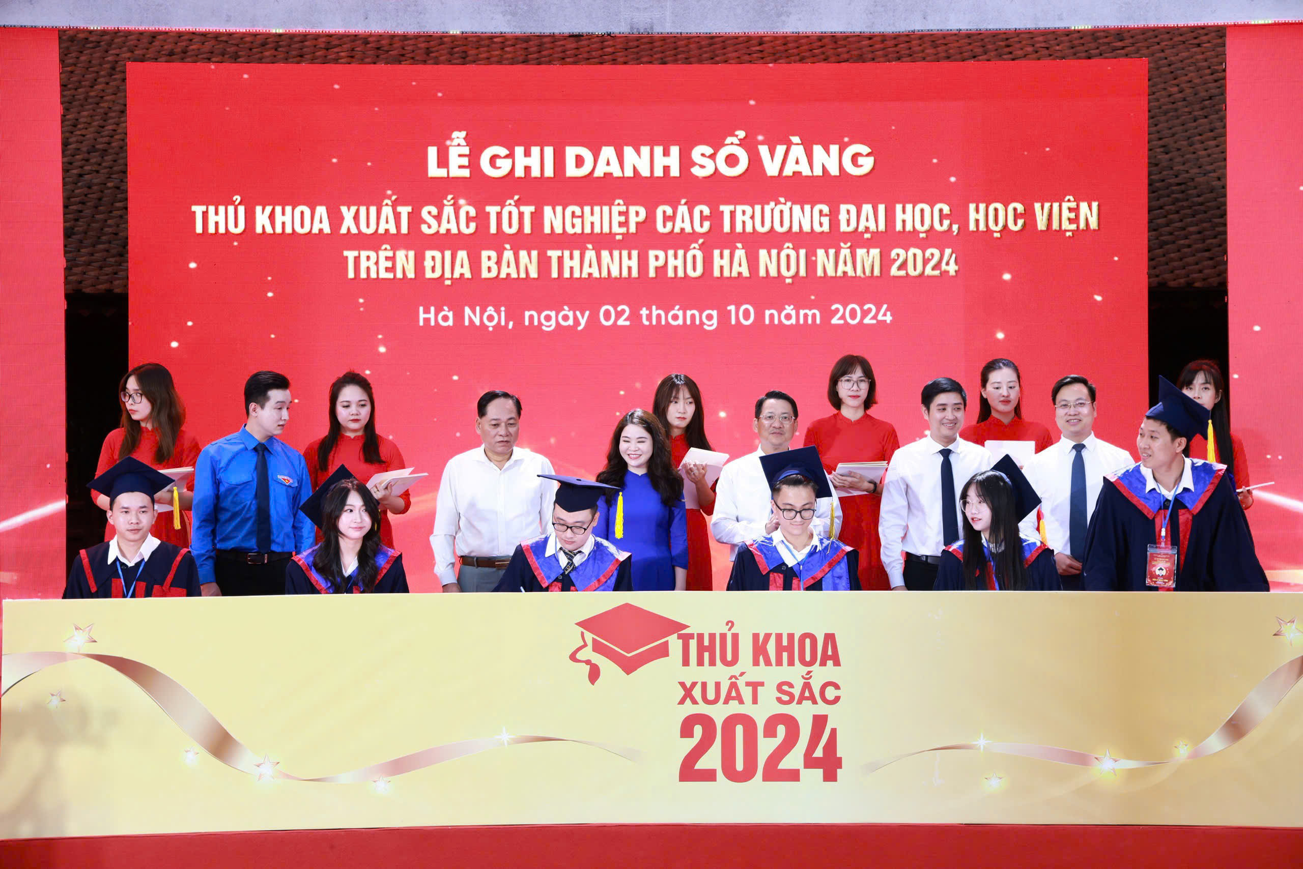 100 thủ khoa xuất sắc Thủ đô Hà Nội ghi danh Sổ Vàng