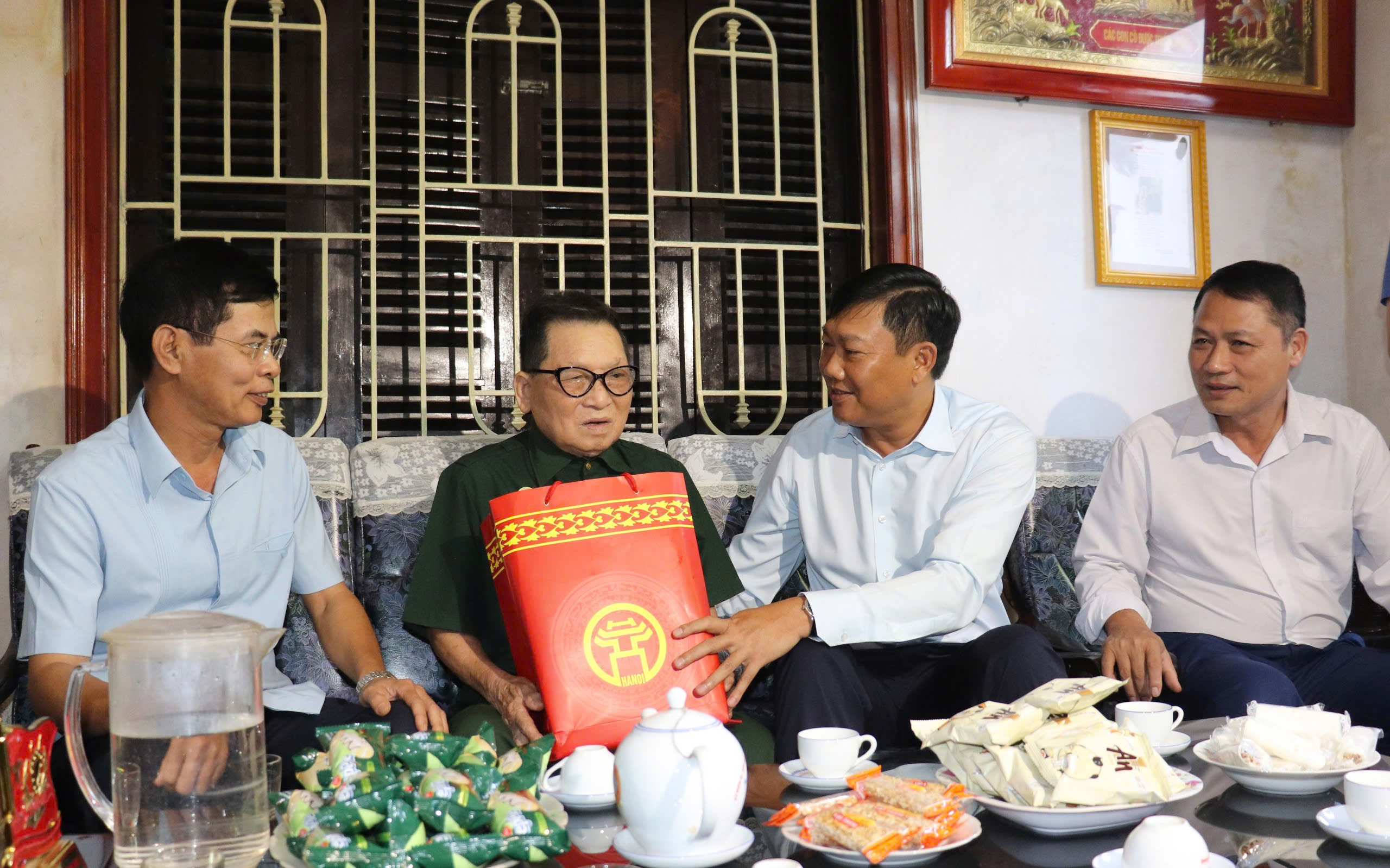 Trưởng ban Dân vận Thành ủy Đỗ Anh Tuấn thăm, tặng quà người có công tiêu biểu huyện Thạch Thất, Quốc Oai