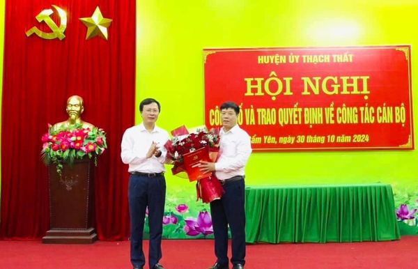 Huyện ủy Thạch Thất công bố quyết định điều động và bổ nhiệm nhân sự chủ chốt tại xã Cẩm Yên và xã Kim Quan