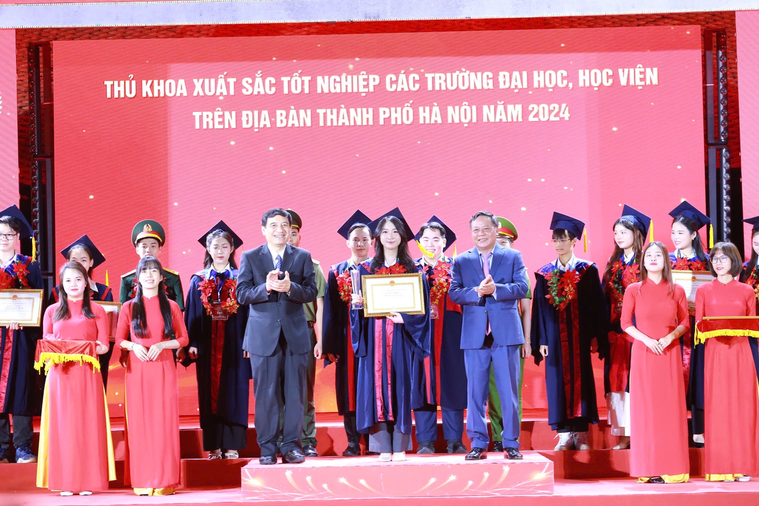 Lễ tuyên dương thủ khoa xuất sắc tốt nghiệp các trường đại học, học viện trên địa bàn năm 2024