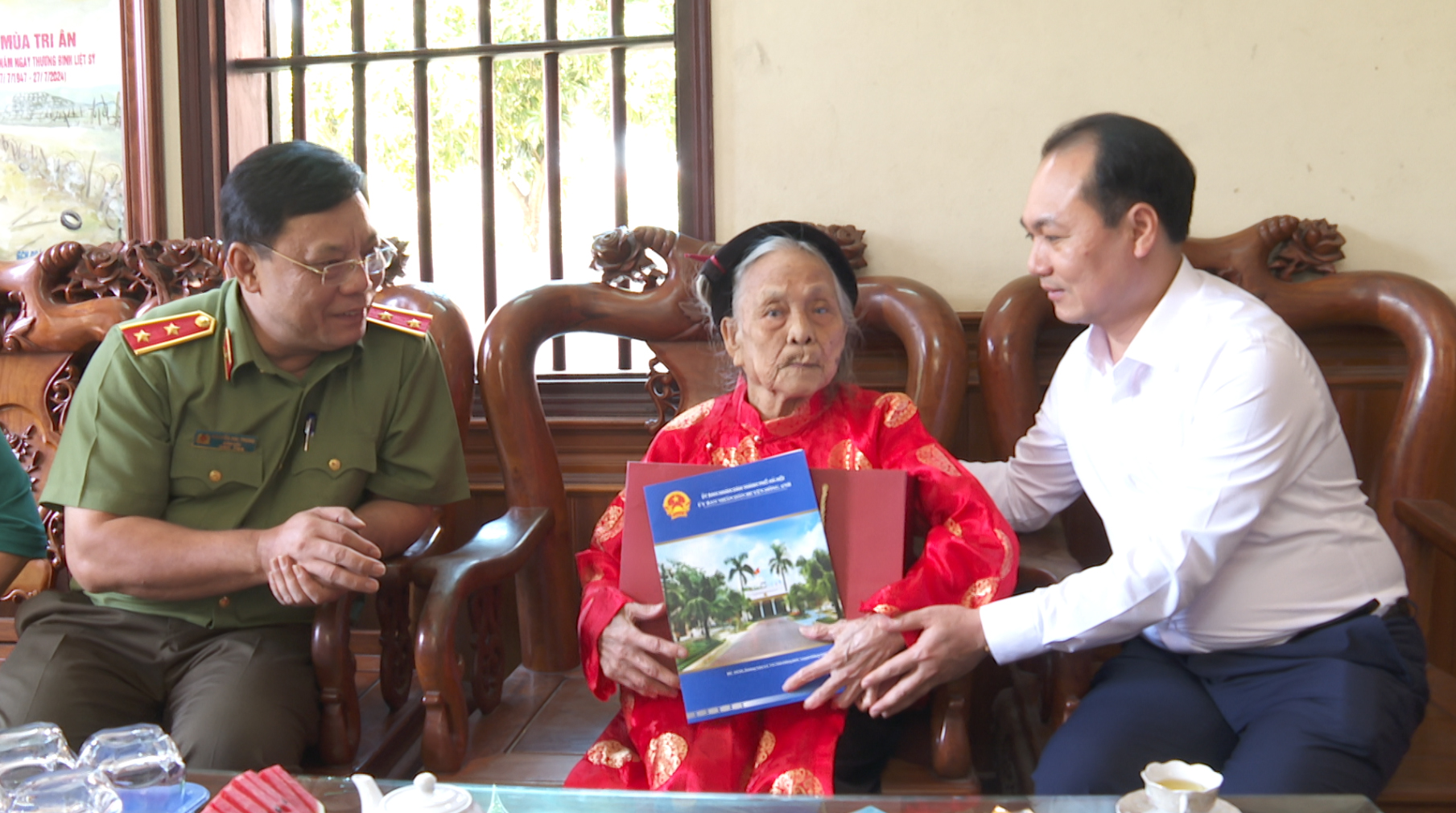Giám đốc Công an thành phố Hà Nội thăm, tặng quà Mẹ Việt Nam Anh hùng và thương binh tại huyện Đông Anh