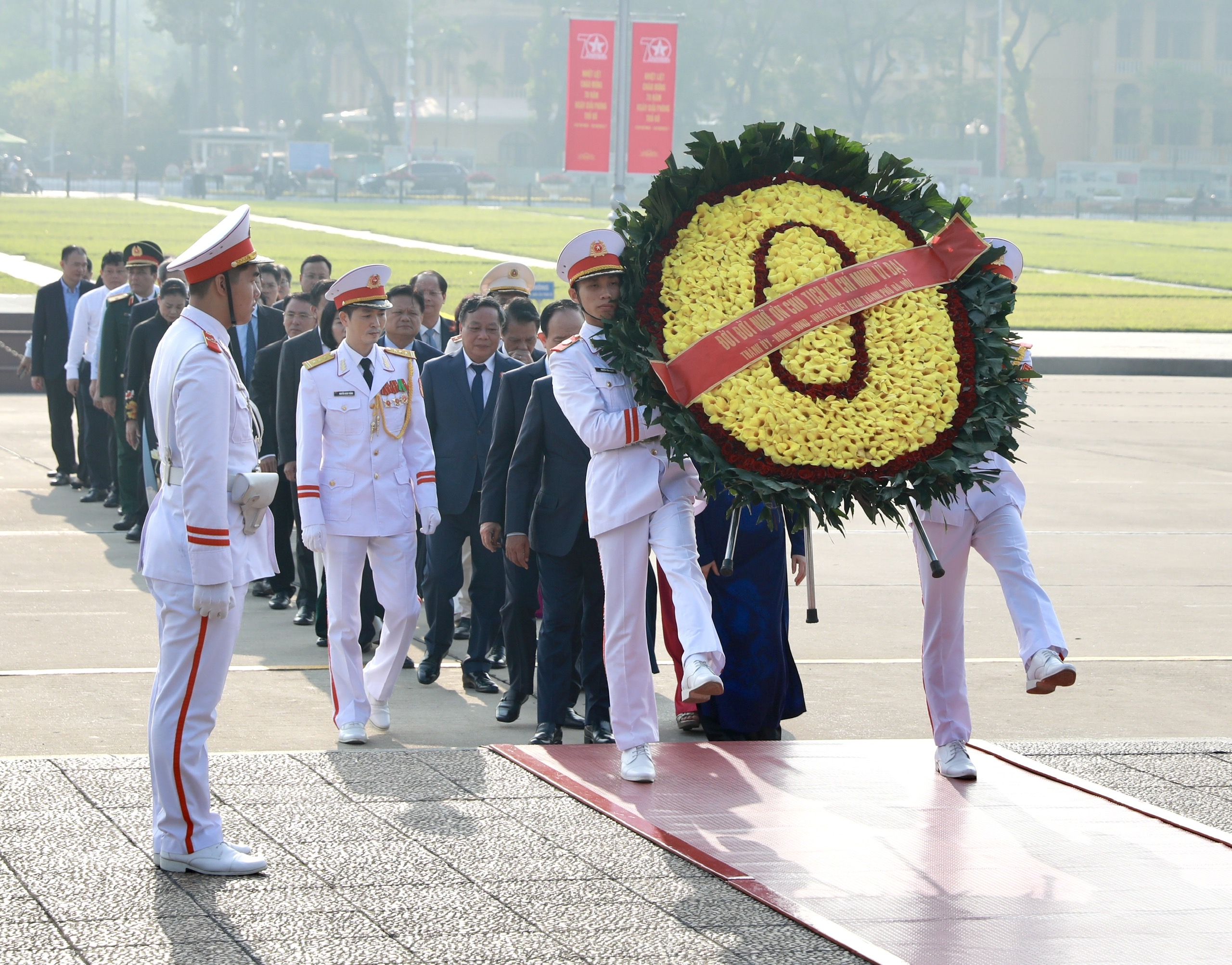 Đoàn đại biểu thành phố Hà Nội vào Lăng viếng Chủ tịch Hồ Chí Minh 