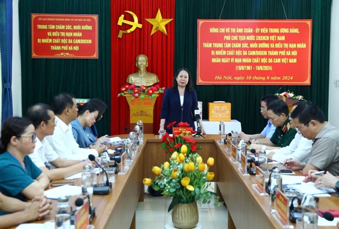 Phó Chủ tịch nước Võ Thị Ánh Xuân thăm và tặng quà nạn nhân da cam/dioxin tại Thủ đô