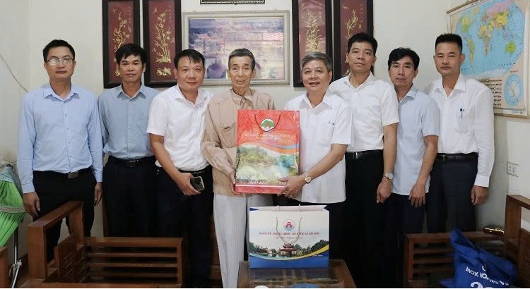 Huyện Quốc Oai tri ân người có công nhân kỷ niệm 70 năm Ngày Giải phóng Thủ đô