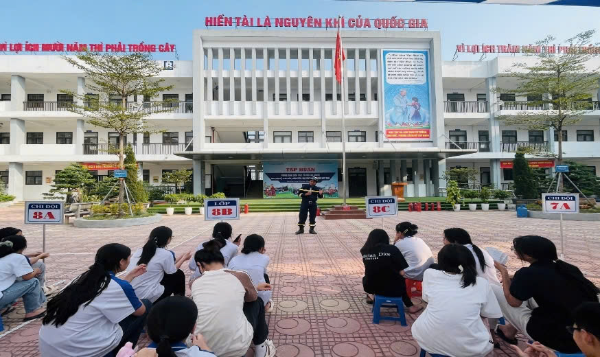 Huyện Quốc Oai tổ chức tập huấn công tác phòng cháy chữa cháy: Nâng cao kiến thức và kỹ năng ứng phó với sự cố cho giáo viên và học sinh