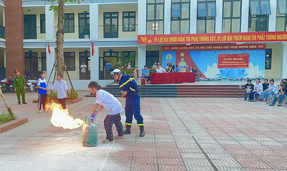 Học sinh huyện Mỹ Đức hào hứng tham gia thực hành kỹ năng phòng cháy chữa cháy và cứu nạn cứu hộ