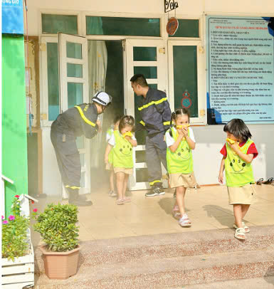 Hơn 600 học sinh trường mầm non Mậu Lương tham gia buổi học kỹ năng thoát hiểm và phòng cháy chữa cháy
