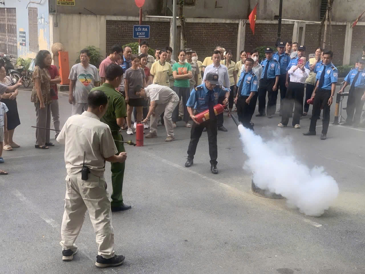 Quận Hoàng Mai diễn tập chữa cháy quy mô lớn tại chung cư: Nâng cao kỹ năng ứng phó sự cố