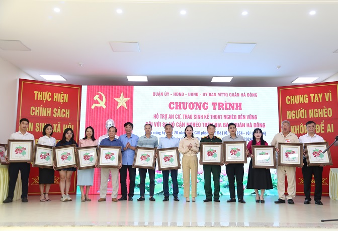 Quận Hà Đông hỗ trợ an cư, trao sinh kế giúp 84 hộ cận nghèo thoát nghèo bền vững