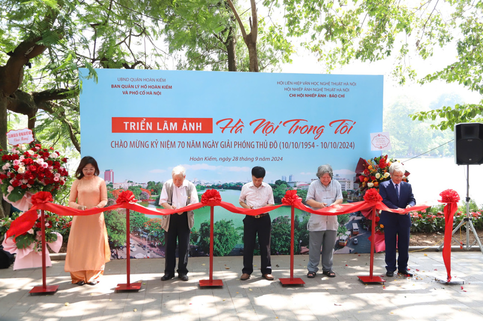 Triển lãm ảnh “Hà Nội trong tôi”: Hồi ức sống động qua ống kính nghệ sĩ và nhà báo