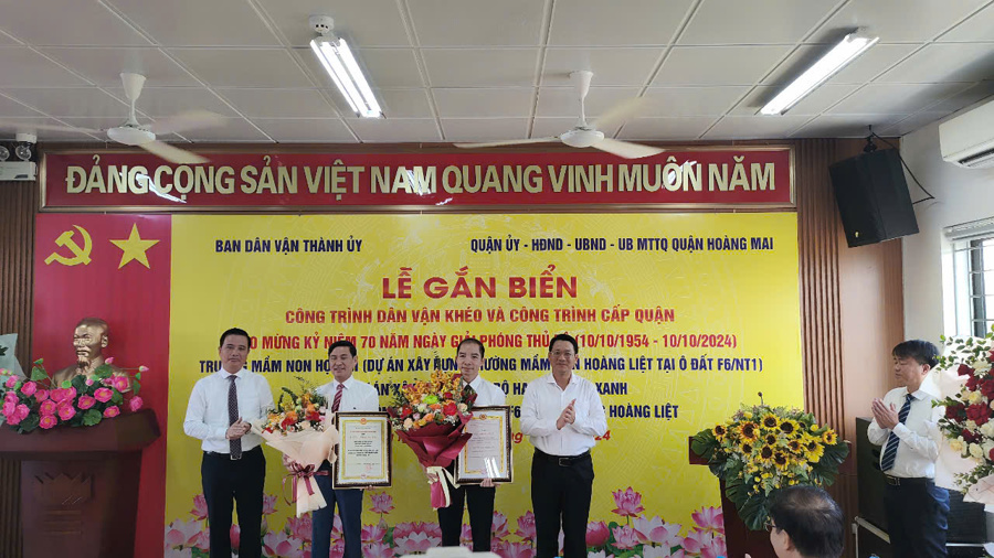 Quận Hoàng Mai gắn biển công trình trọng điểm chào mừng 70 năm Ngày Giải phóng Thủ đô