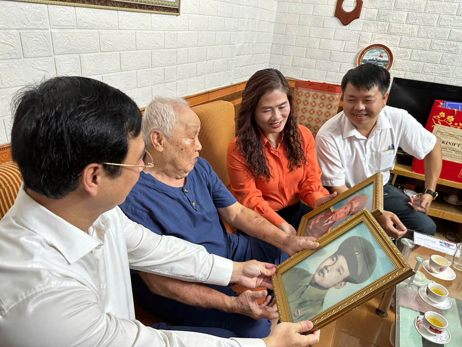 Lãnh đạo quận Hoàng Mai tri ân các cựu chiến binh nhân kỷ niệm 70 năm Ngày Giải phóng Thủ đô: Lan tỏa tinh thần "Uống nước nhớ nguồn"