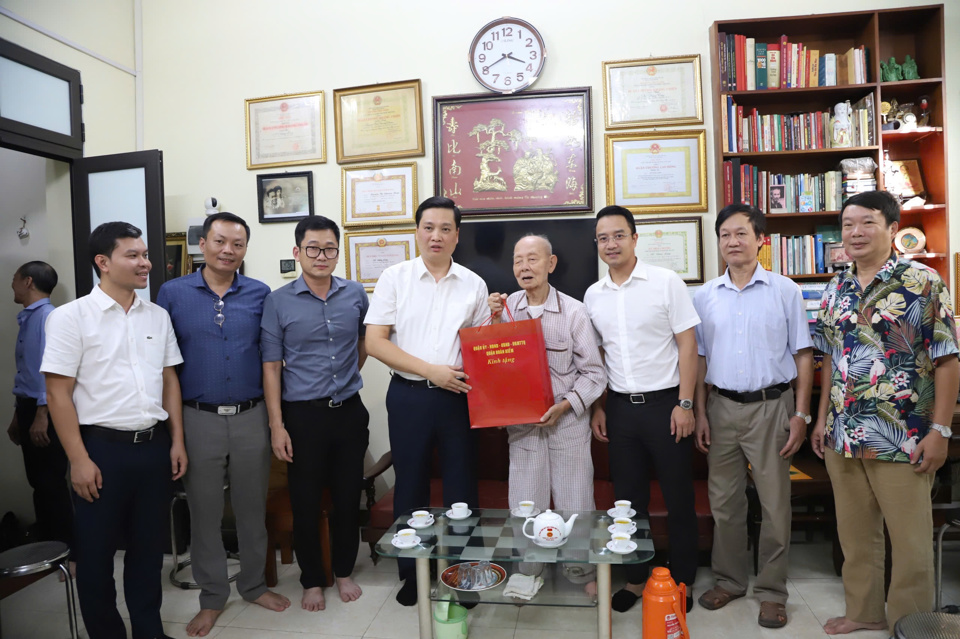Quận Hoàn Kiếm tri ân các cán bộ cách mạng nhân dịp 70 năm Ngày Giải phóng Thủ đô