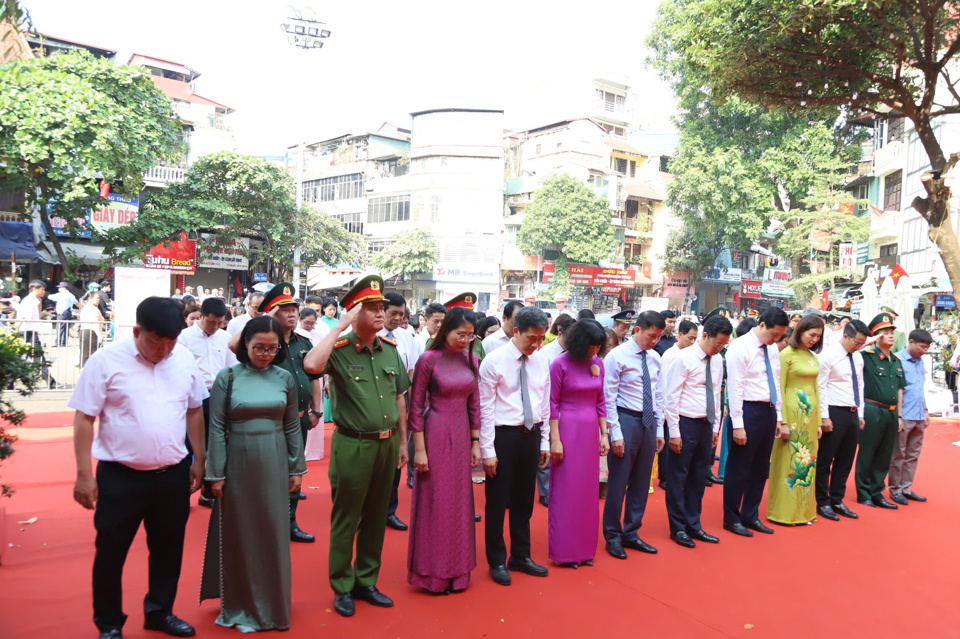 Dâng hương tưởng niệm anh hùng liệt sĩ nhân kỷ niệm 70 năm Ngày Giải phóng Thủ đô