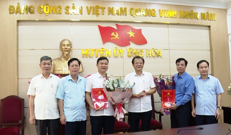 Huyện Ứng Hòa công bố và trao quyết định về công tác cán bộ