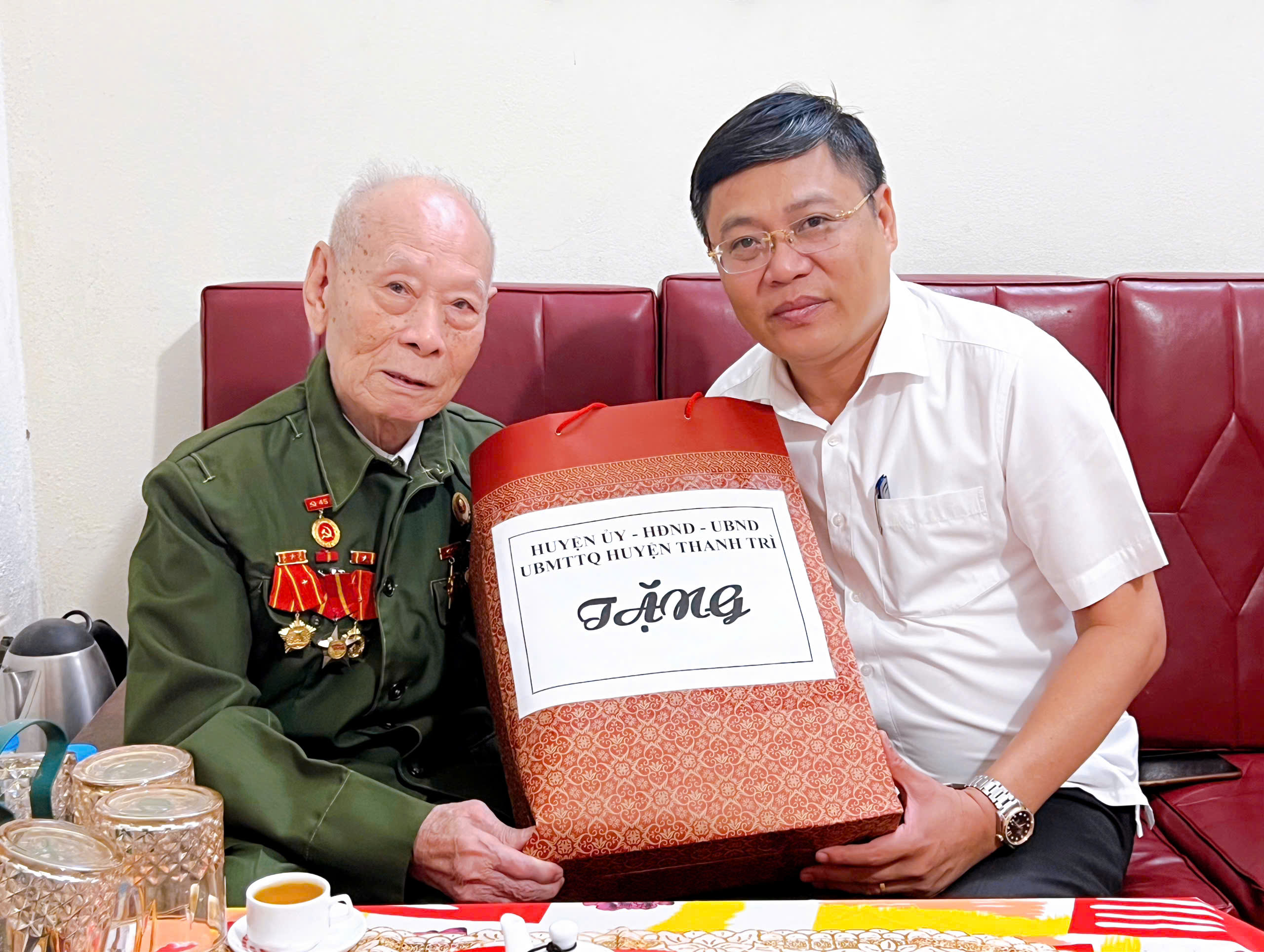 Trao tặng quà ý nghĩa cho các gia đình có công tham gia giải phóng Thủ đô