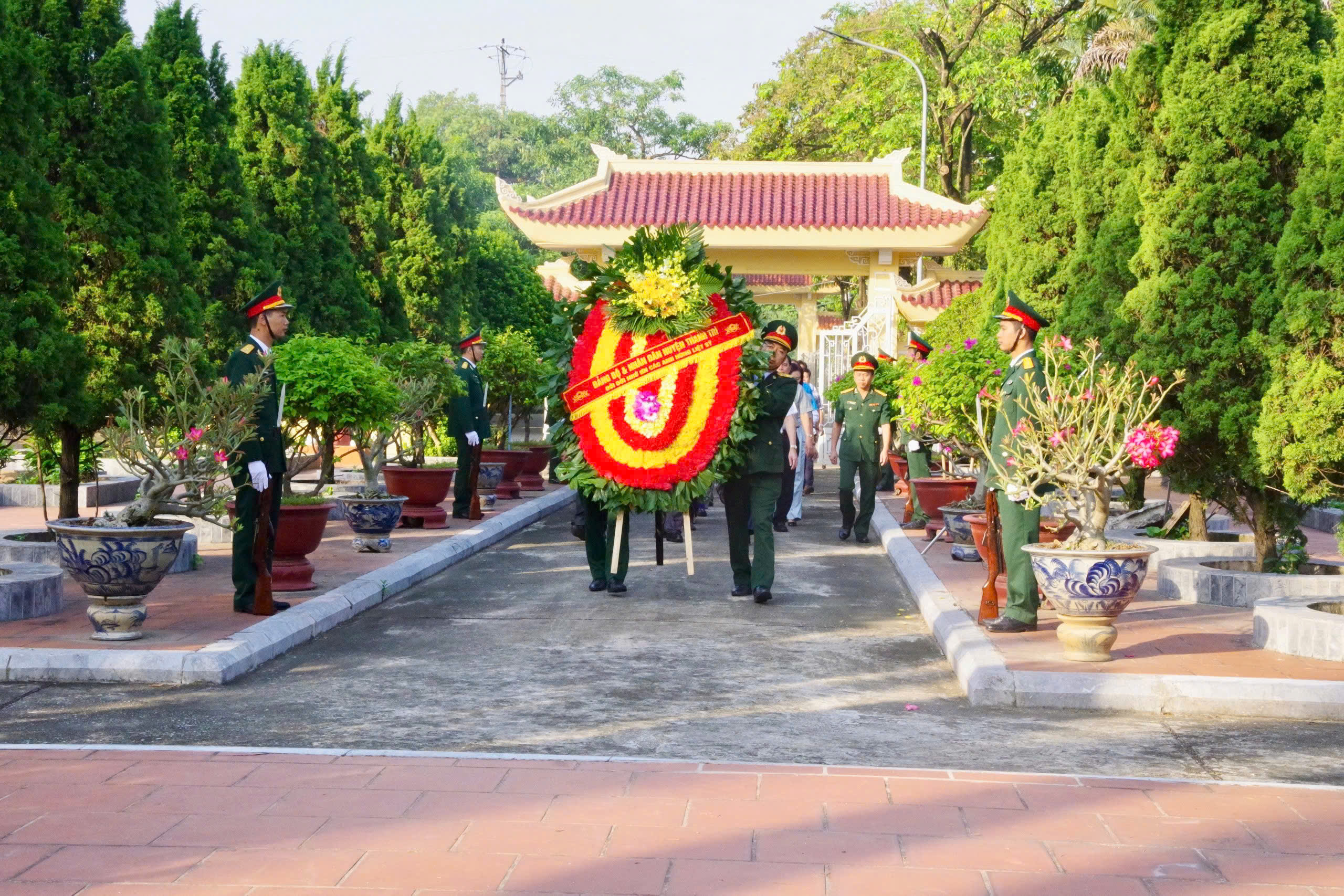 Huyện Thanh Trì: Dâng hương tưởng niệm các anh hùng liệt sỹ, tự hào phát triển