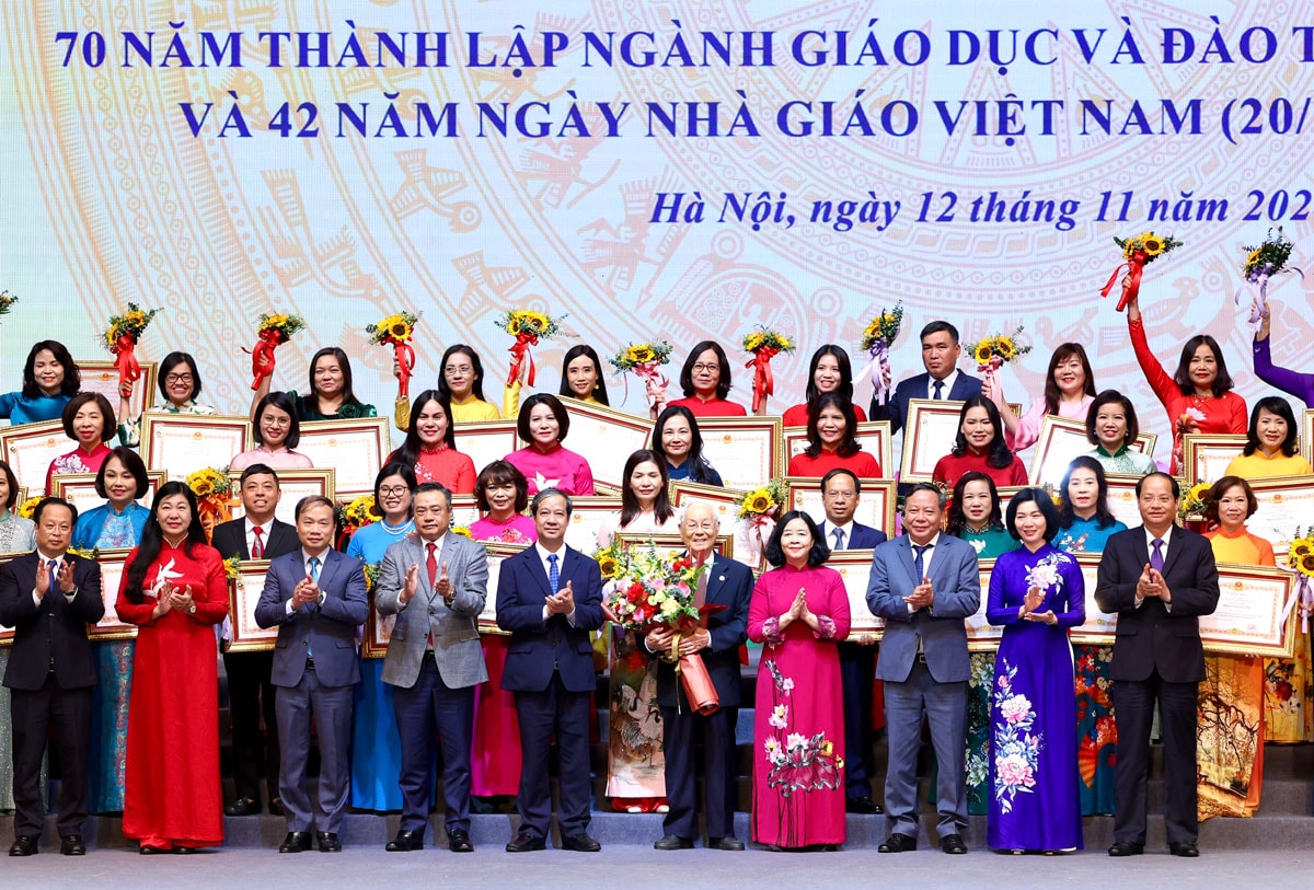 Ngành Giáo dục và Đào tạo Hà Nội vinh dự đón nhận Huân chương Lao động hạng Nhất