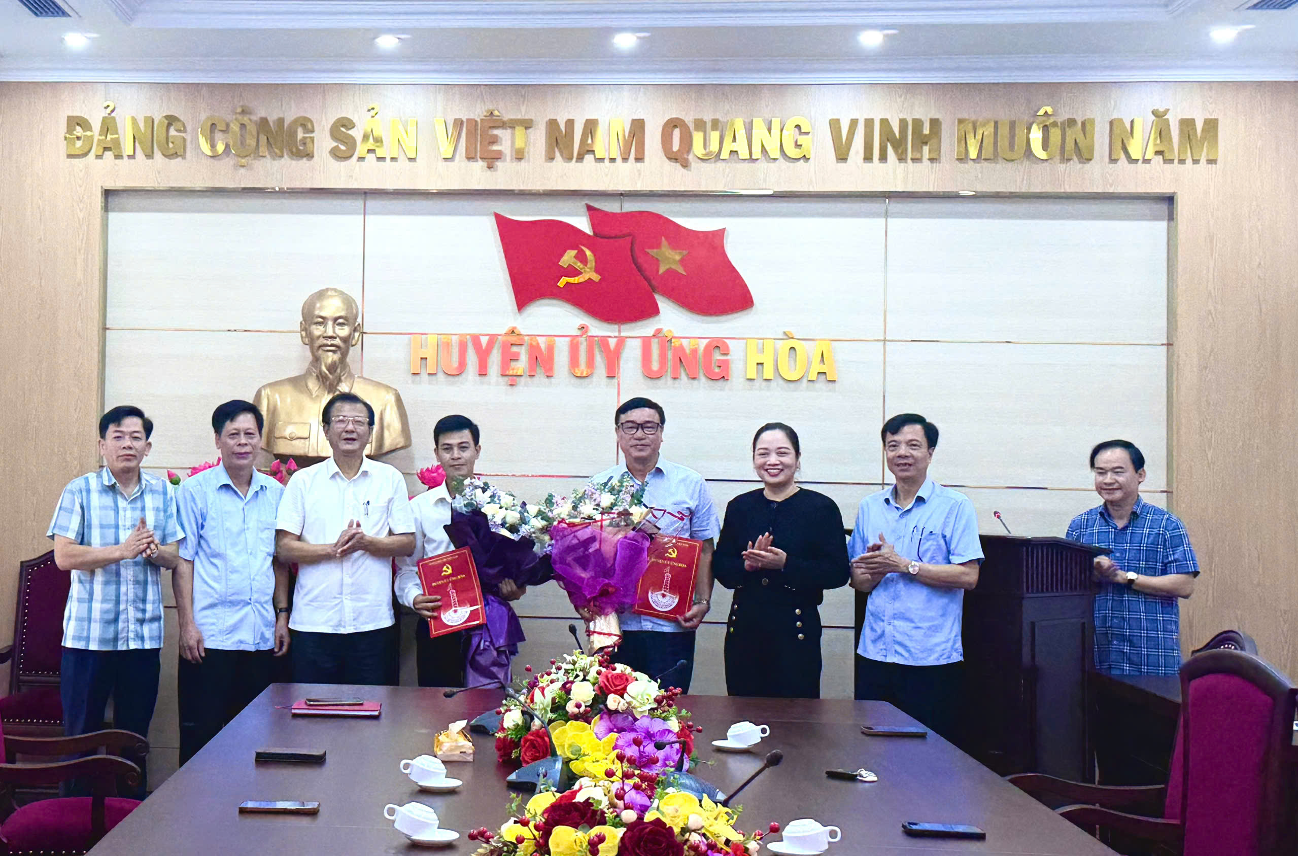 Ban Thường vụ Huyện ủy Ứng Hòa công bố các Quyết định về công tác cán bộ