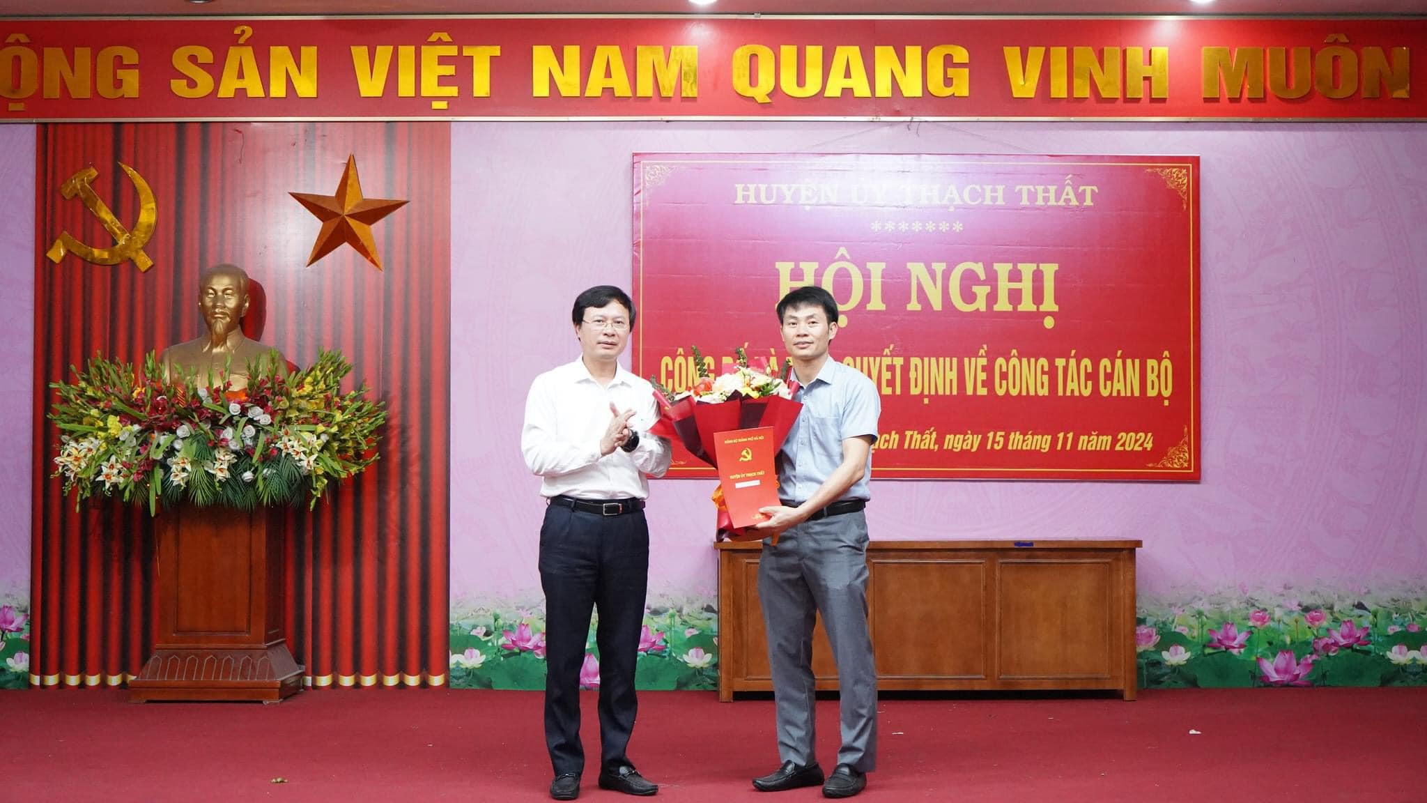 Huyện ủy Thạch Thất công bố các quyết định về công tác cán bộ