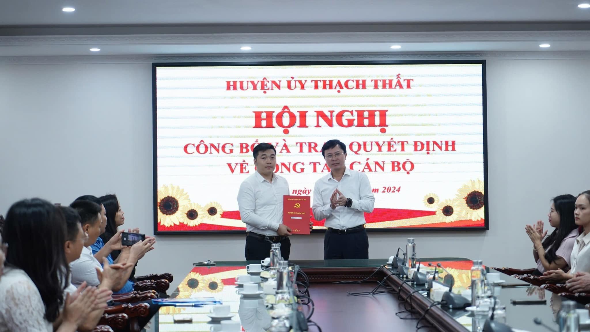 Huyện ủy Thạch Thất công bố quyết định Phó Bí thư Huyện Đoàn