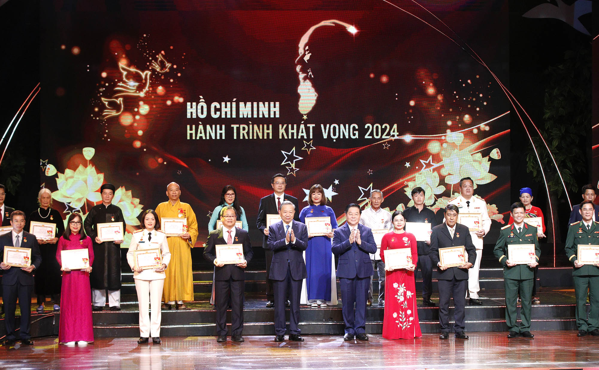 Nhất định phải xây dựng bằng được nước Việt Nam dân giàu, nước mạnh, công bằng, dân chủ, văn minh