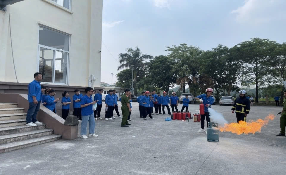 Công an và Huyện Đoàn Mê Linh phối hợp nâng cao kỹ năng phòng cháy chữa cháy cho đoàn viên, thanh niên