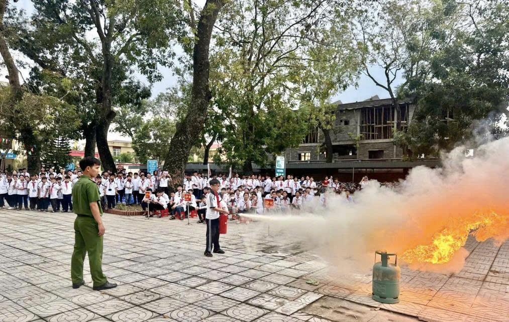 Huyện Ứng Hòa đẩy mạnh tuyên truyền kỹ năng phòng cháy, chữa cháy cho học sinh và cộng đồng