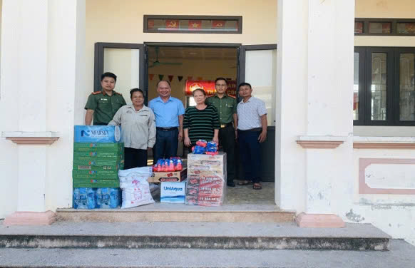Công an huyện Quốc Oai đồng hành cùng nhân dân khắc phục hậu quả mưa lũ