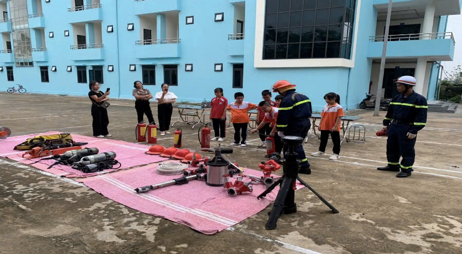 Công an huyện Phú Xuyên tăng cường kỹ năng phòng cháy chữa chát cho học sinh