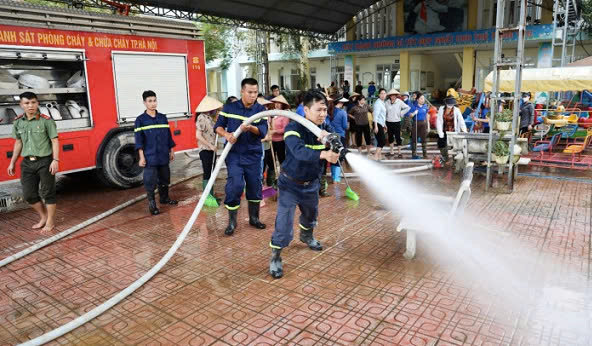 Công an huyện Quốc Oai chung tay vệ sinh môi trường, sẵn sàng đón học sinh trở lại sau mưa lũ