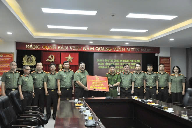 Công an Thủ đô đồng hành cùng Công an các tỉnh khắc phục hậu quả bão số 3