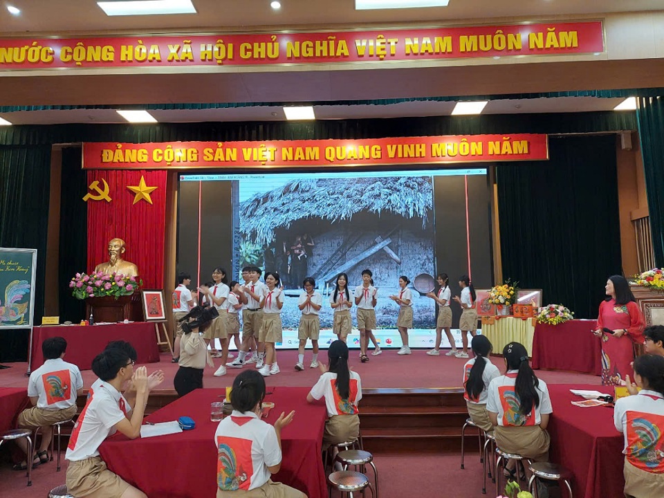 Kết nối di sản với giáo dục qua chuyên đề “Tìm hiểu và trải nghiệm tranh Kim Hoàng”