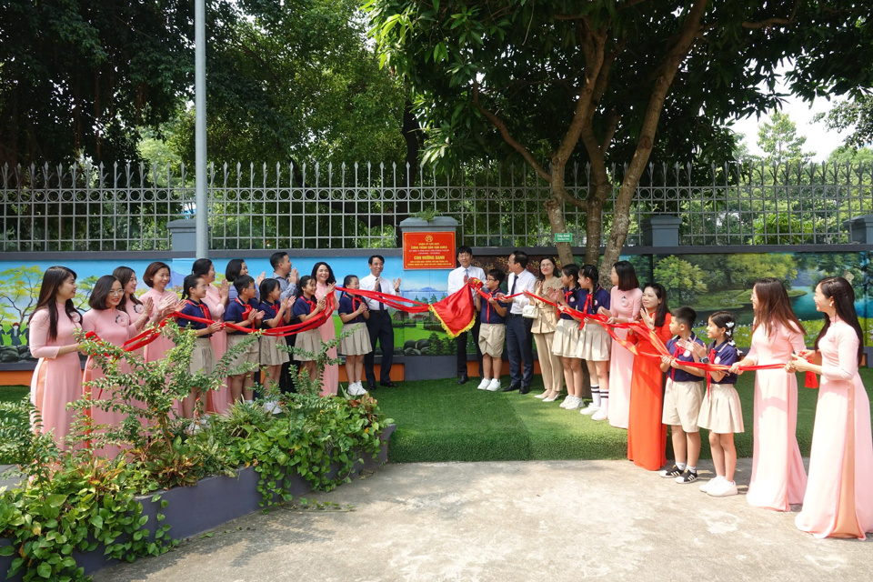 Quận Cầu Giấy gắn biển 9 công trình "dân vận khéo" chào mừng Ngày Giải phóng Thủ đô