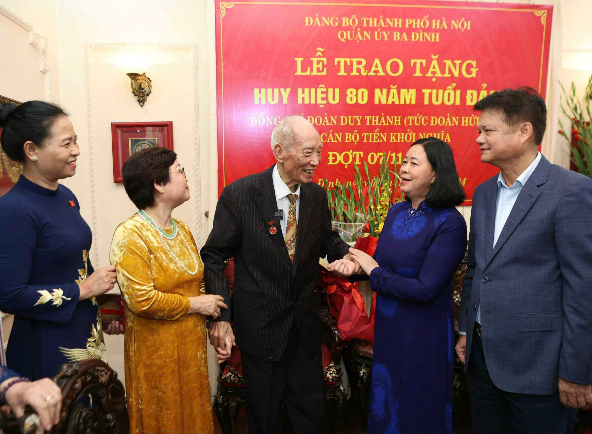 Bí thư Thành uỷ Bùi Thị Minh Hoài trao Huy hiệu 80 năm tuổi Đảng tặng 2 đảng viên lão thành