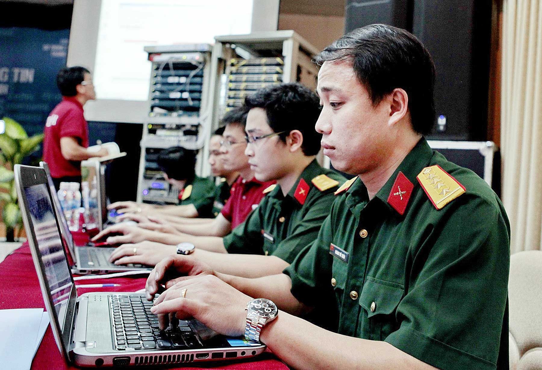 Nhận diện và đấu tranh phòng, chống “diễn biến hòa bình”, cơ hội chính trị
