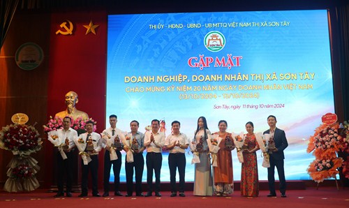 Thị xã Sơn Tây tôn vinh doanh nhân tiêu biểu, phát huy vai trò trong phát triển kinh tế địa phương