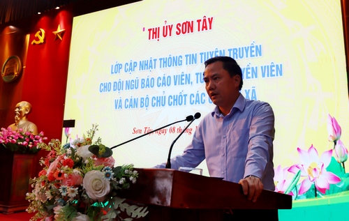 Hội nghị cập nhật thông tin tuyên truyền cho báo cáo viên, tuyên truyền viên và cán bộ chủ chốt thị xã Sơn Tây